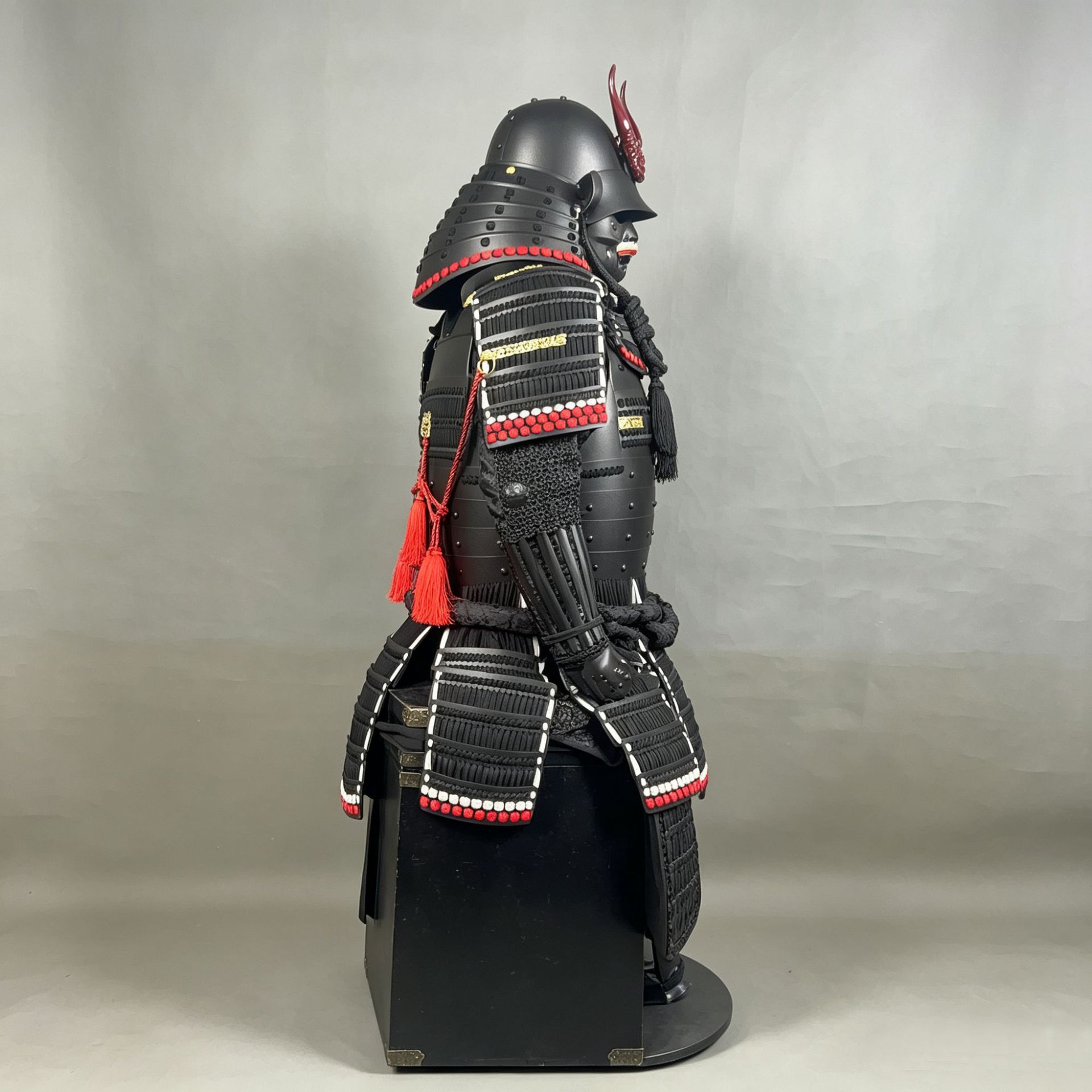 All-Black Japanese Samurai Armor Set with Red Bull Horn Mask, Display Replica - Image 3
