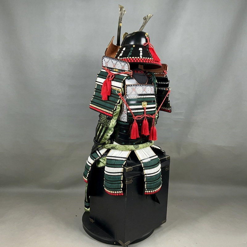 Black and Green Japanese-style Samurai Armor Full Set Replica for Display and Film Props - Image 4