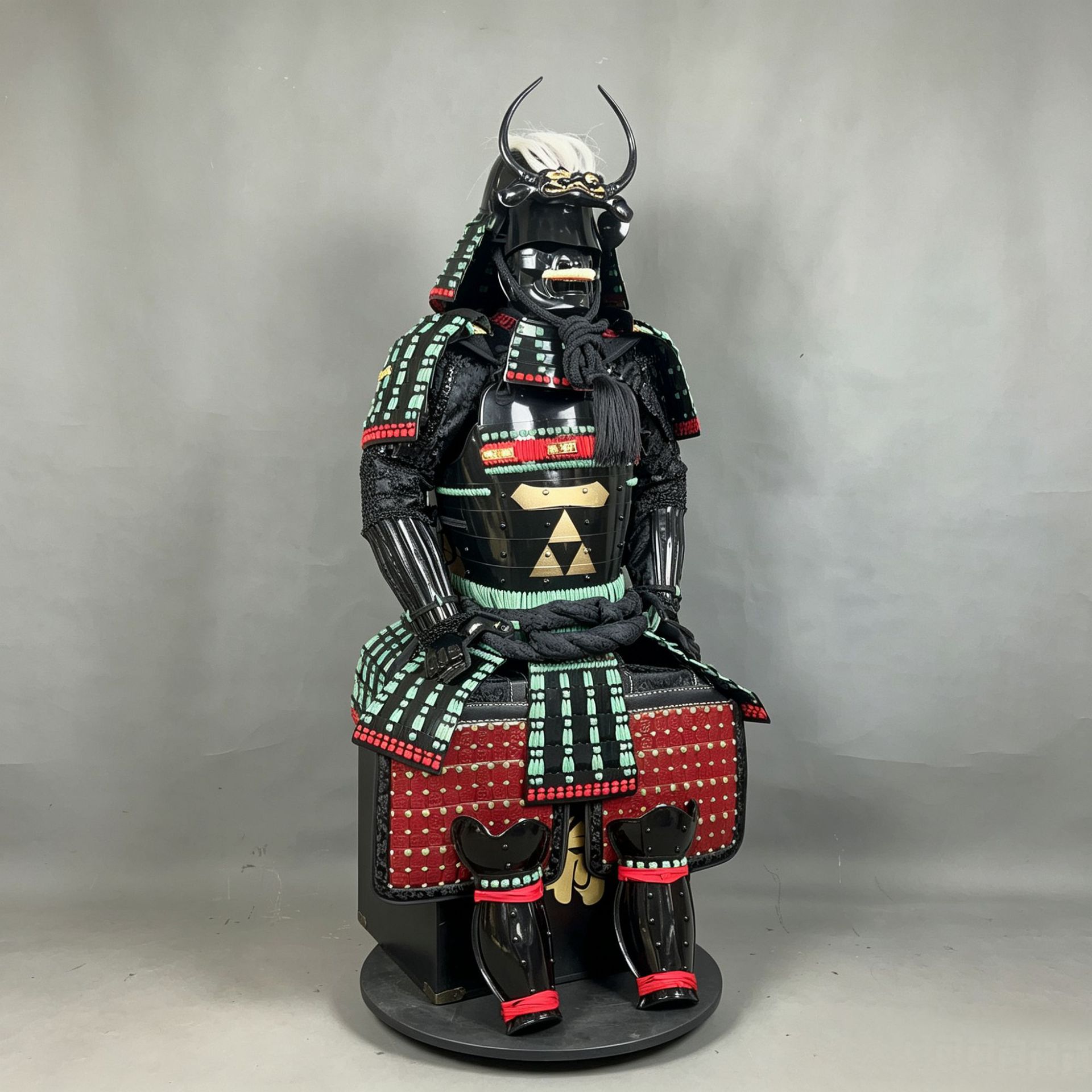 Japanese-Style Samurai Armor Ornament with Horned Kabuto Helmet, Retro Sengoku General Display Model - Image 2
