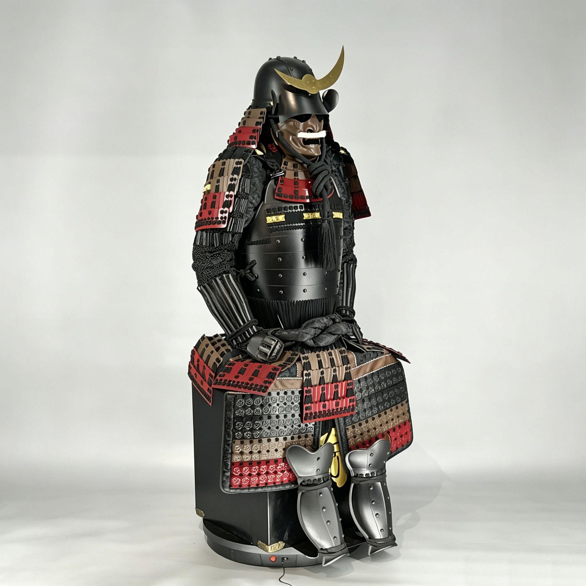 Japanese-style Warring States Samurai Armor, Black and Red, Wearable Display Replica - Image 2