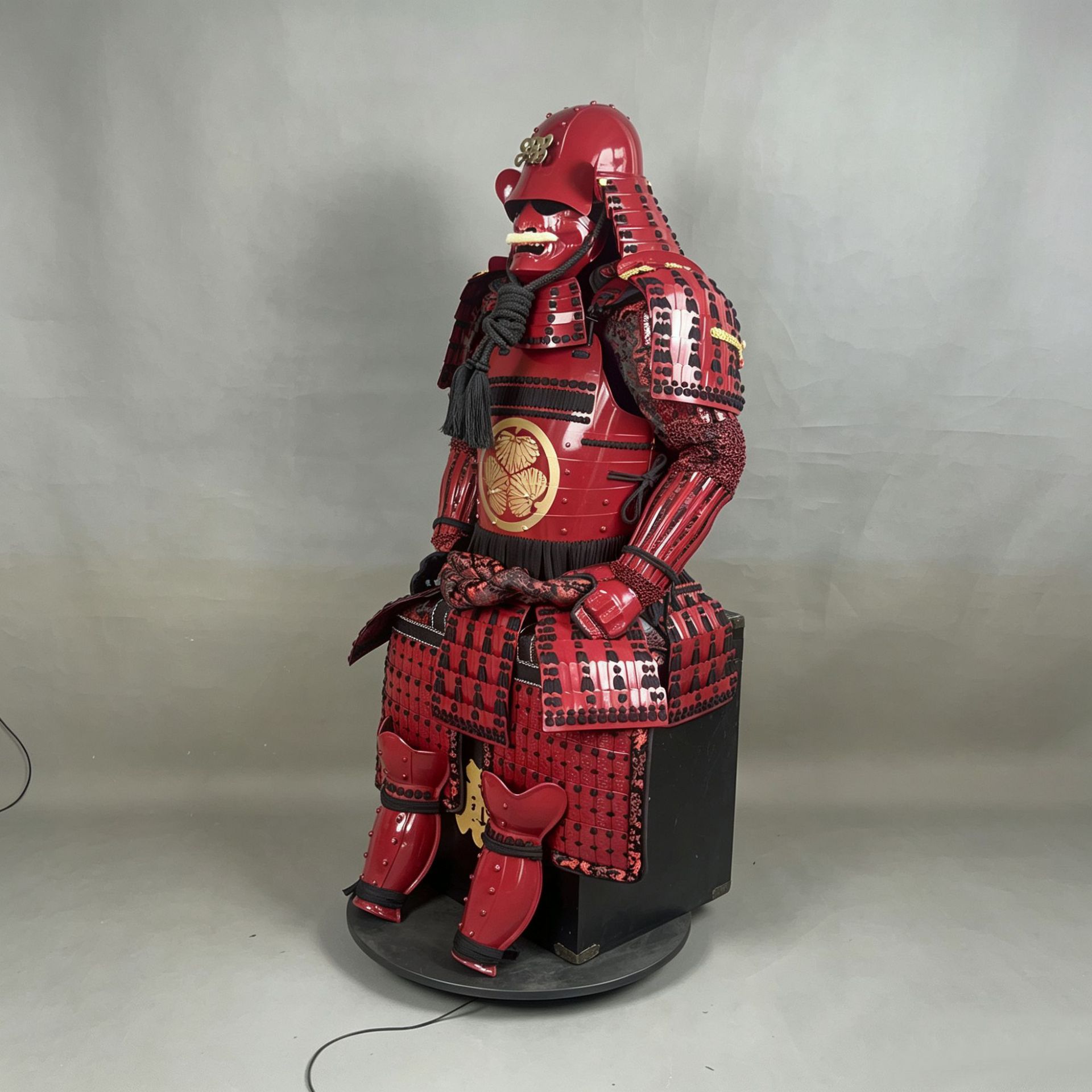 Red-painted Japanese-style Samurai Armor Replica Iron Warrior Suit for Restaurant Bar Display and Stage Props - Image 2