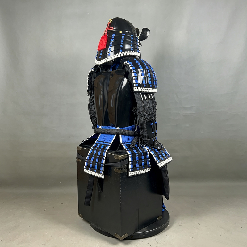 Traditional Japanese Samurai Armor Full Set with Family Crest, Vintage Craftsmanship Display Replica - Image 4