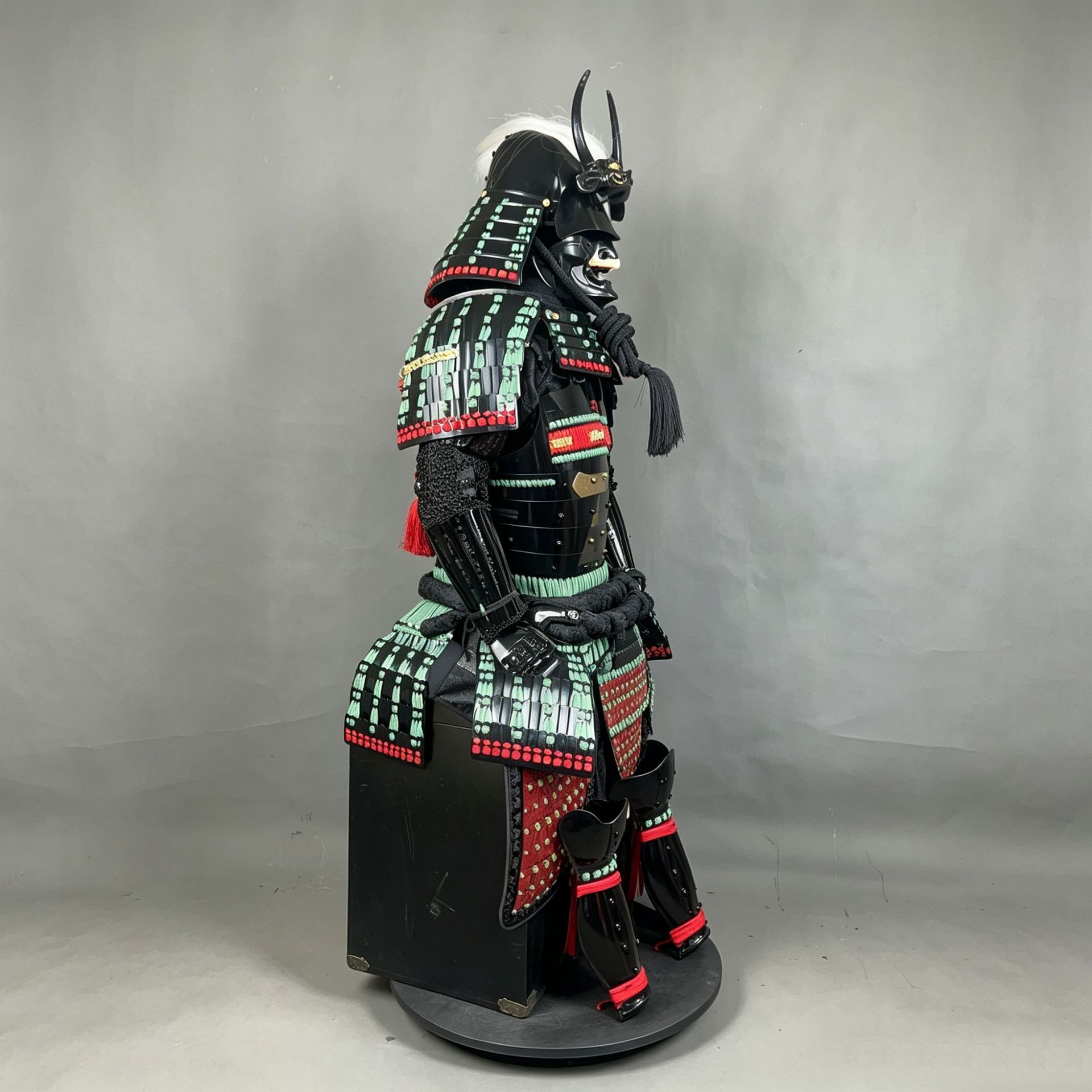 Japanese-Style Samurai Armor Ornament with Horned Kabuto Helmet, Retro Sengoku General Display Model - Image 3