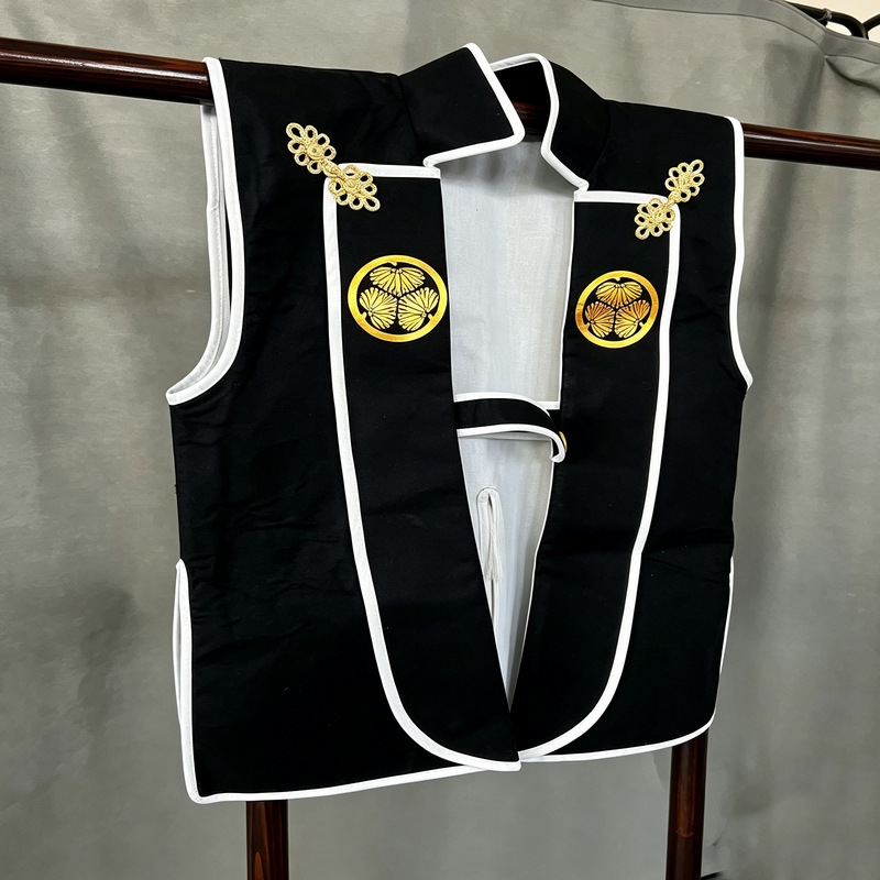 Japanese-Style Jinbaori Vest with Three-Flower Family Crest, Ceremonial Raincoat Fabric, Black and White Edging - Image 2