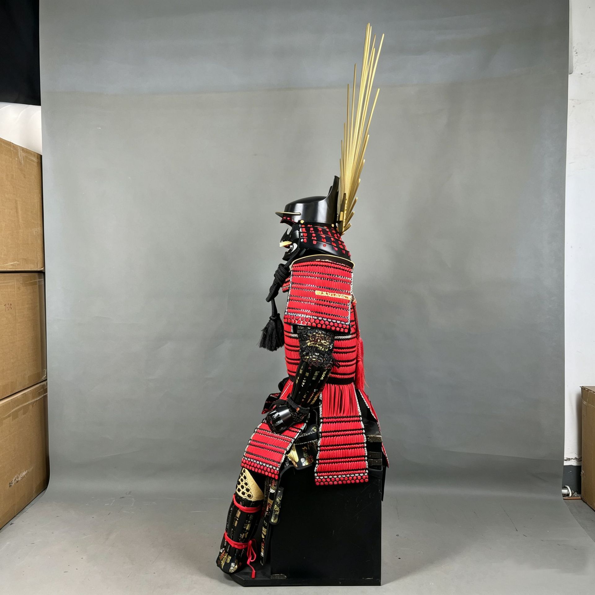 Toyotomi-style Red Sun Samurai Full Armor Ornament, Red and Black Warring States General Collectible - Image 3