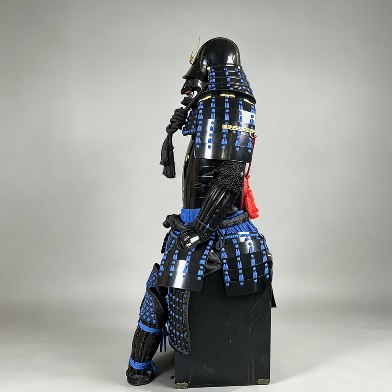 Hand-reproduced Black Samurai Armor Set with Golden Family Crest Kabuto Helmet for Display - Image 3