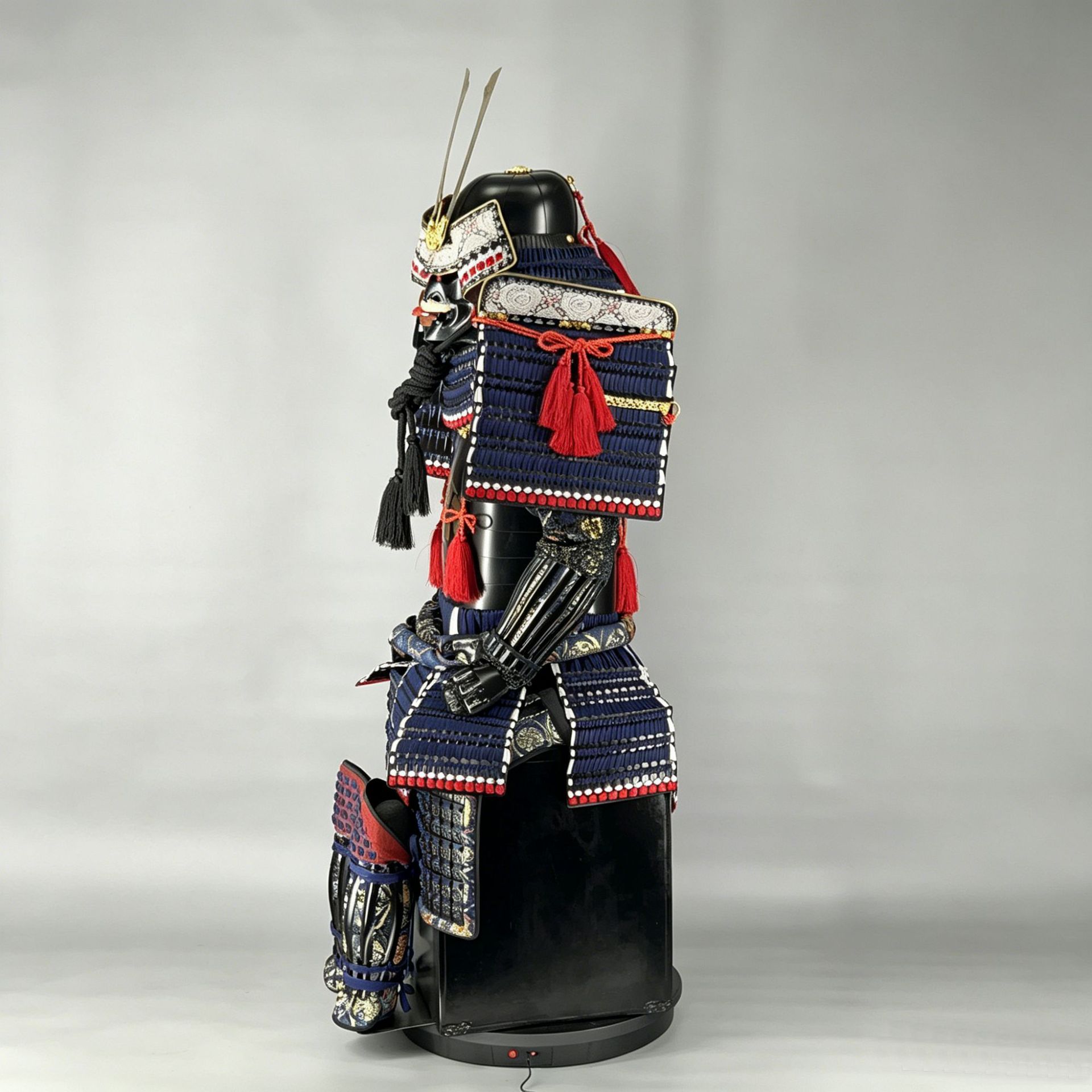 Hand-reproduced Japanese-style Samurai Armor Complete Set with Wooden Crate Packaging - Image 2