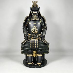 Japanese-style Samurai Armor Replica in Black and Gold with Auspicious Patterns for Display