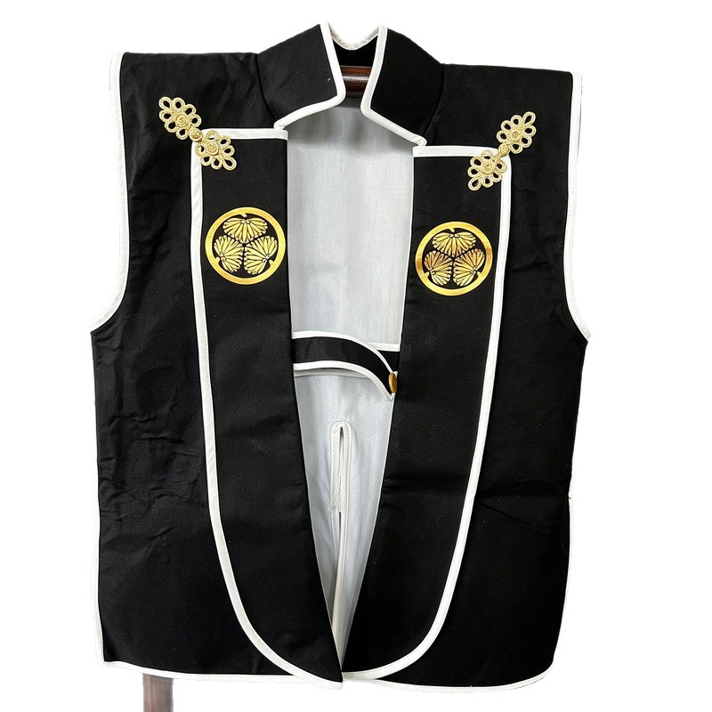 Japanese-Style Jinbaori Vest with Three-Flower Family Crest, Ceremonial Raincoat Fabric, Black and White Edging - Image 5