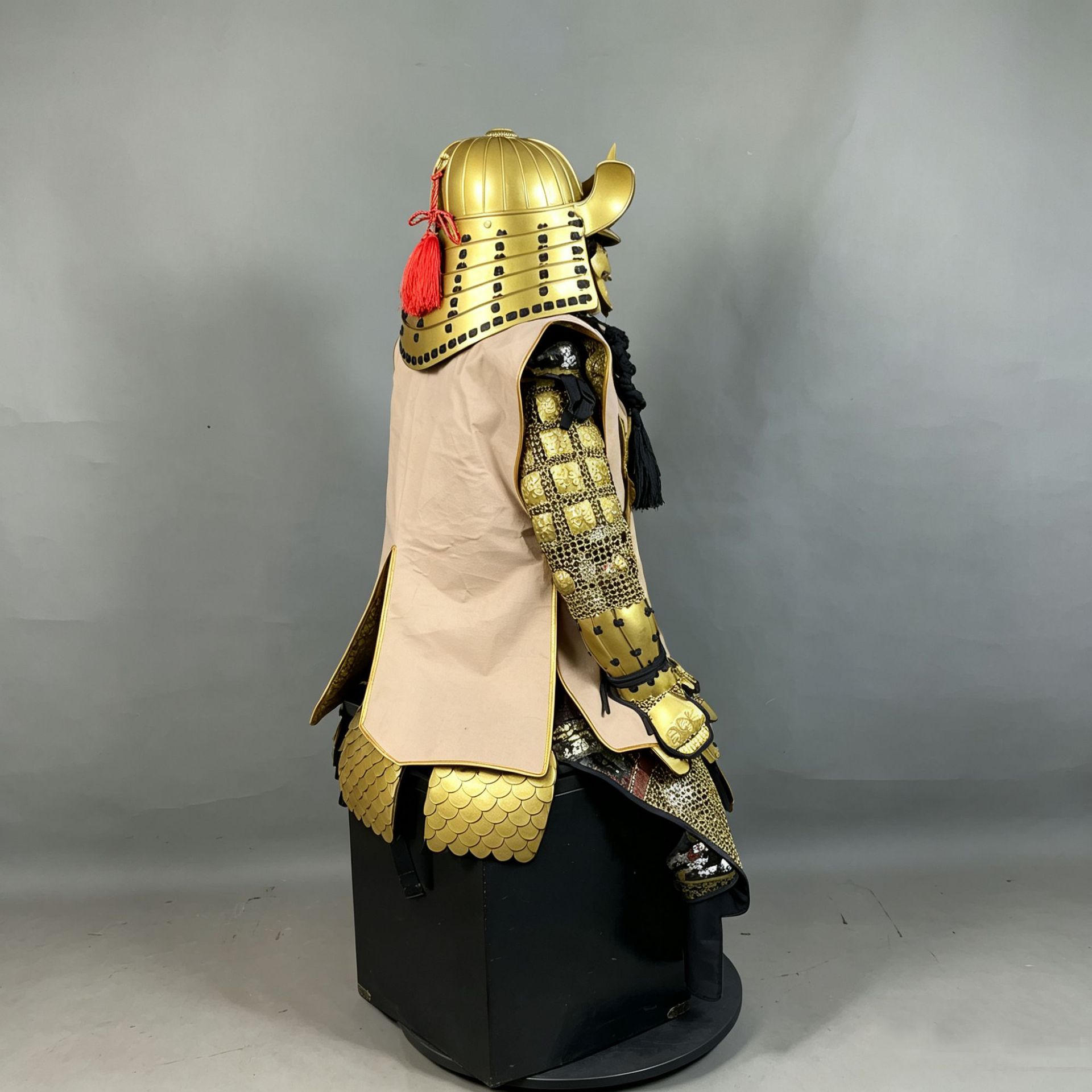Golden Japanese-style Samurai Armor Replica Display Suit for Cultural Exhibitions and Stage Props - Image 3