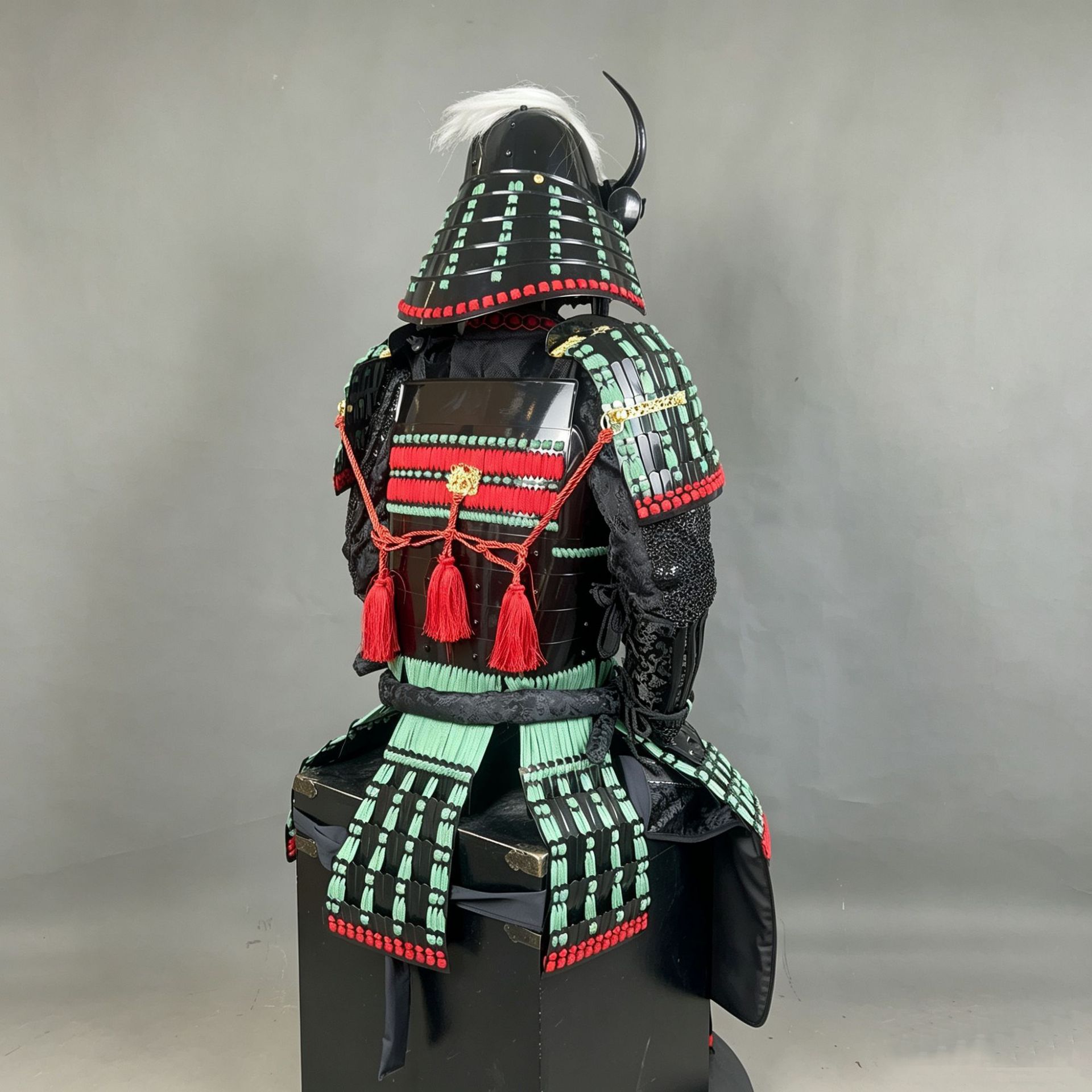 Japanese-Style Samurai Armor Ornament with Horned Kabuto Helmet, Retro Sengoku General Display Model - Image 4