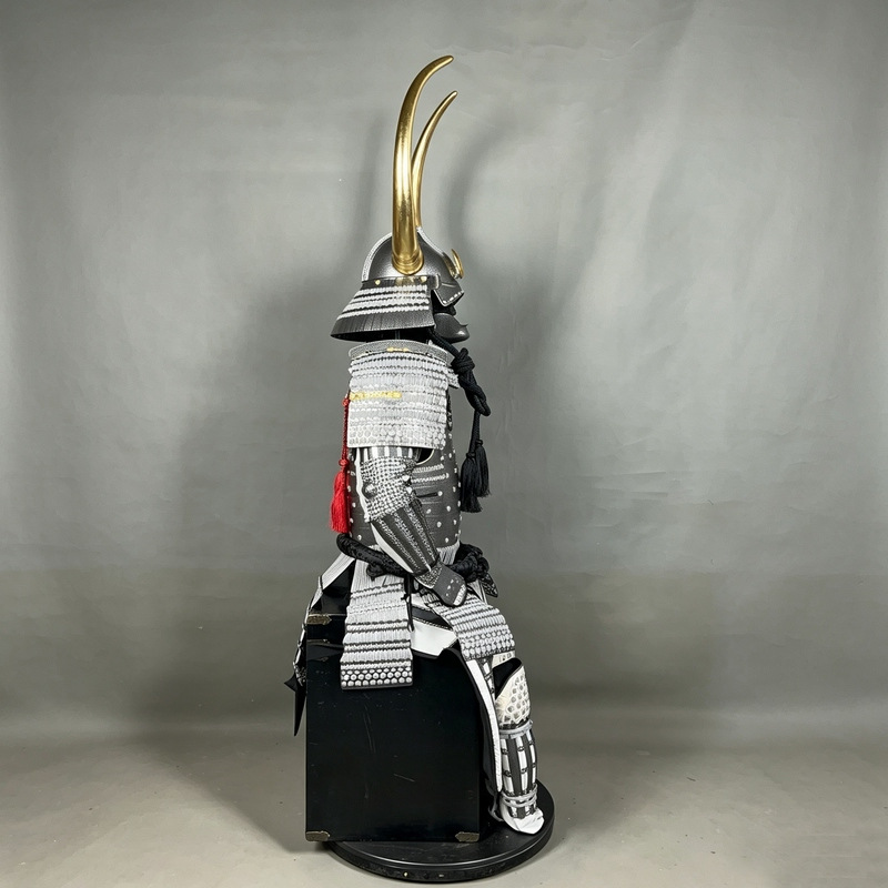 Japanese-Style Samurai Armor Set with Horned Kabuto Helmet, Iron Display Replica for Exhibition Booths and Collectible Shelves - Image 3