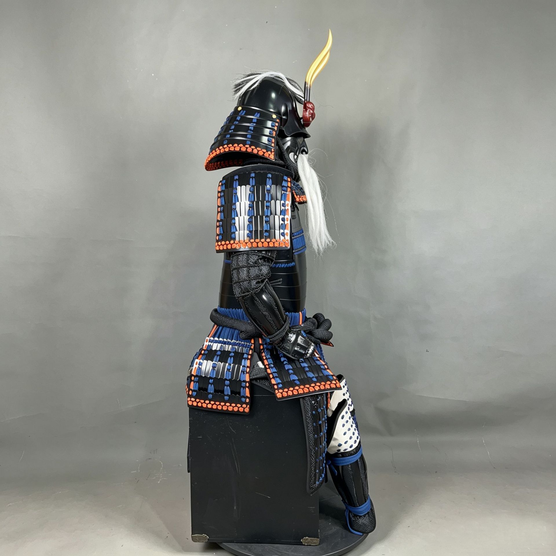 Japanese-style Sengoku Warrior Armor Figurine, Black Samurai Armor Display Ornament for Clubs and Cultural Exhibits - Image 3