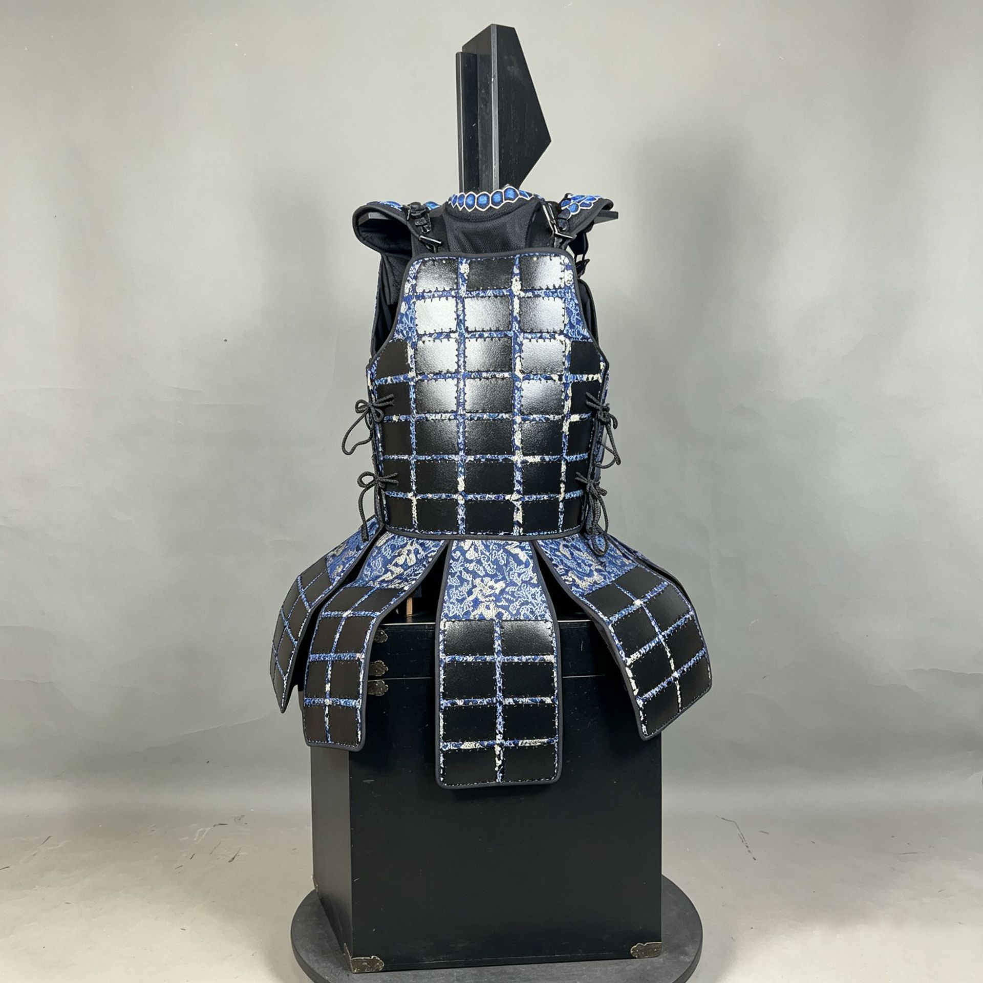 Japanese-style Half-Body Samurai Armor Prop, Black and Blue Checkered Breastplate, Decorative Display Piece - Image 3