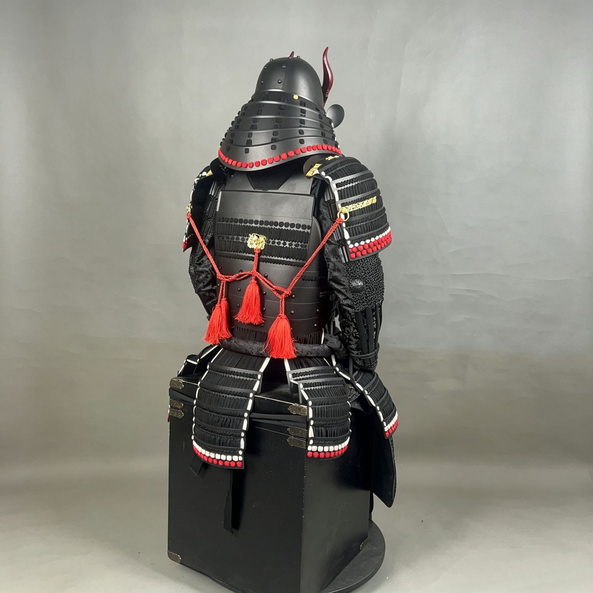 All-Black Japanese Samurai Armor Set with Red Bull Horn Mask, Display Replica - Image 4