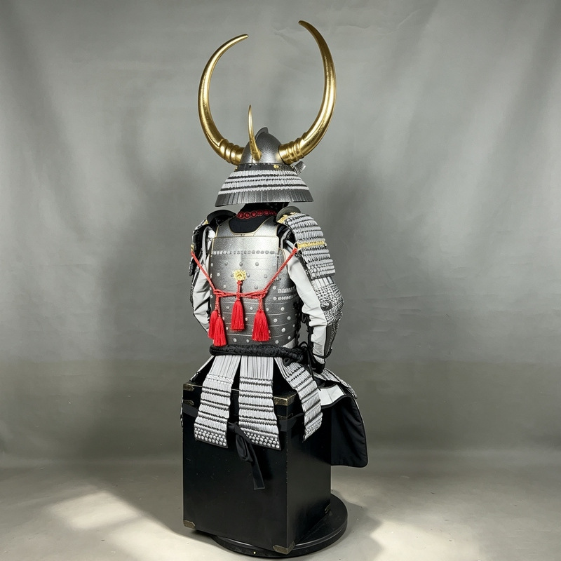 Japanese-Style Samurai Armor Set with Horned Kabuto Helmet, Iron Display Replica for Exhibition Booths and Collectible Shelves - Image 4