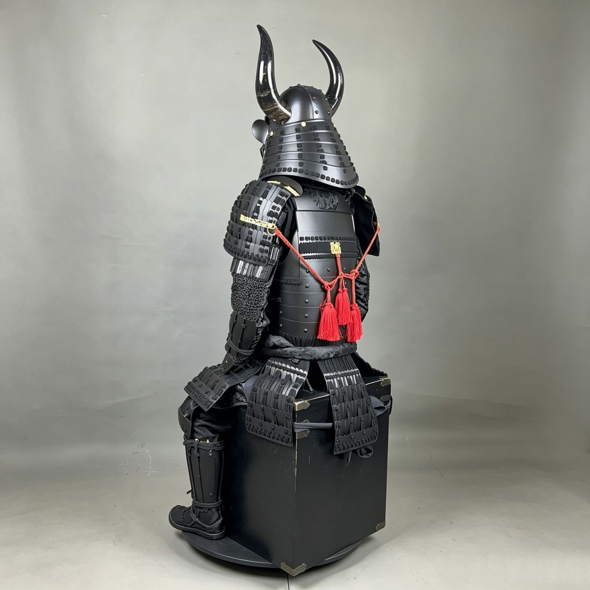 Japanese Samurai Armor Replica, Matte Black Iron Figure Sculpture, Large Exhibition Hall Display Craft - Image 4