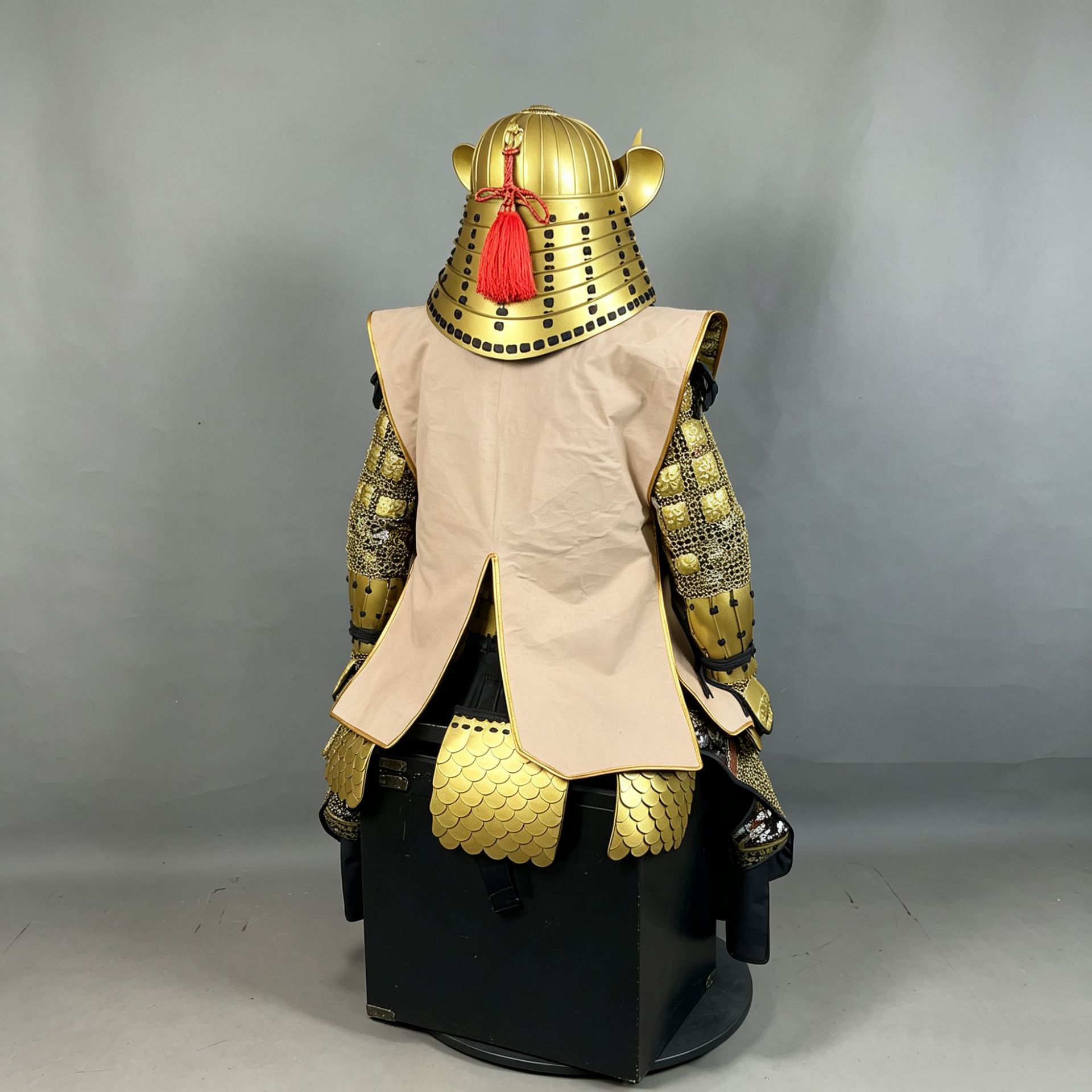 Golden Japanese-style Samurai Armor Replica Display Suit for Cultural Exhibitions and Stage Props - Image 4