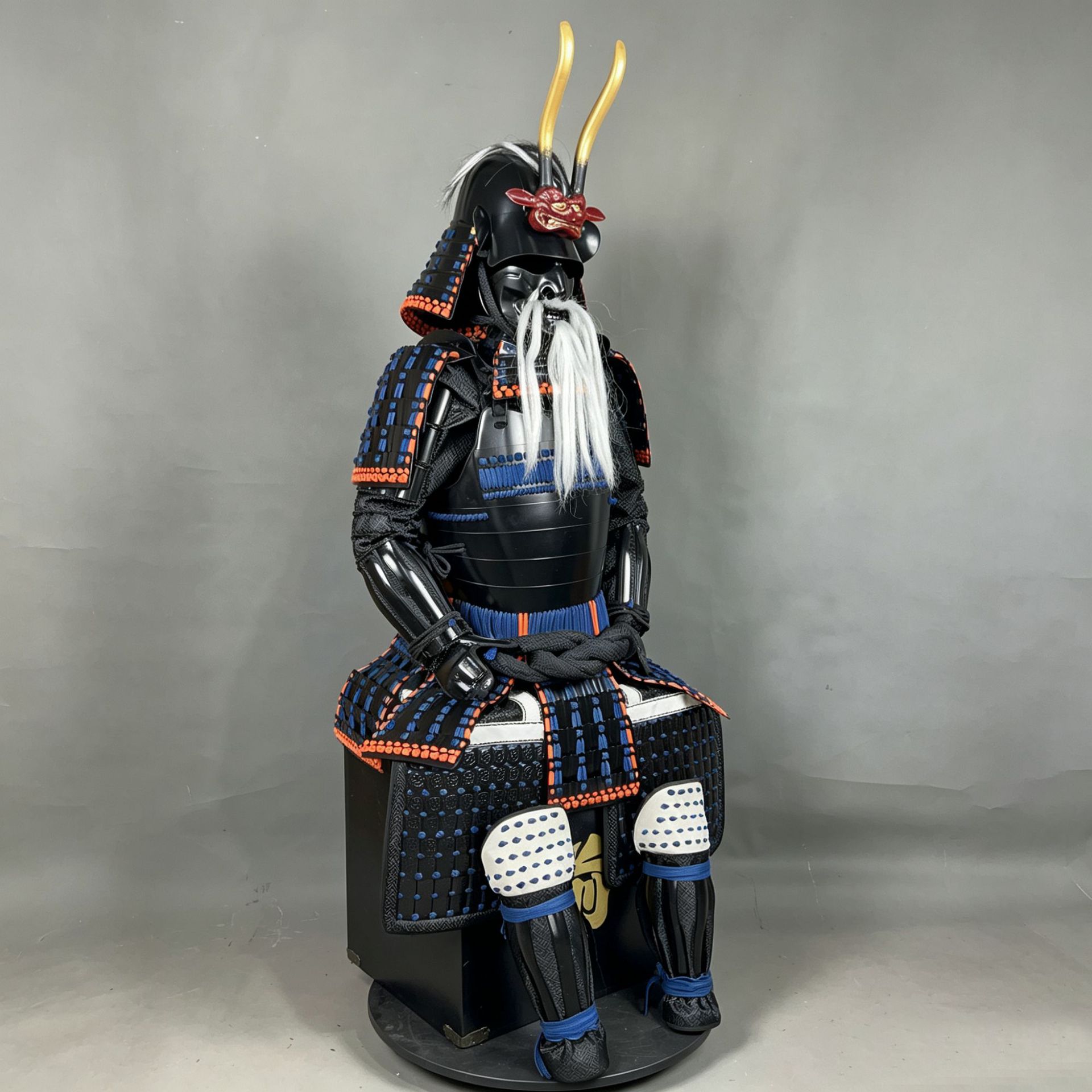 Japanese-style Sengoku Warrior Armor Figurine, Black Samurai Armor Display Ornament for Clubs and Cultural Exhibits - Image 2