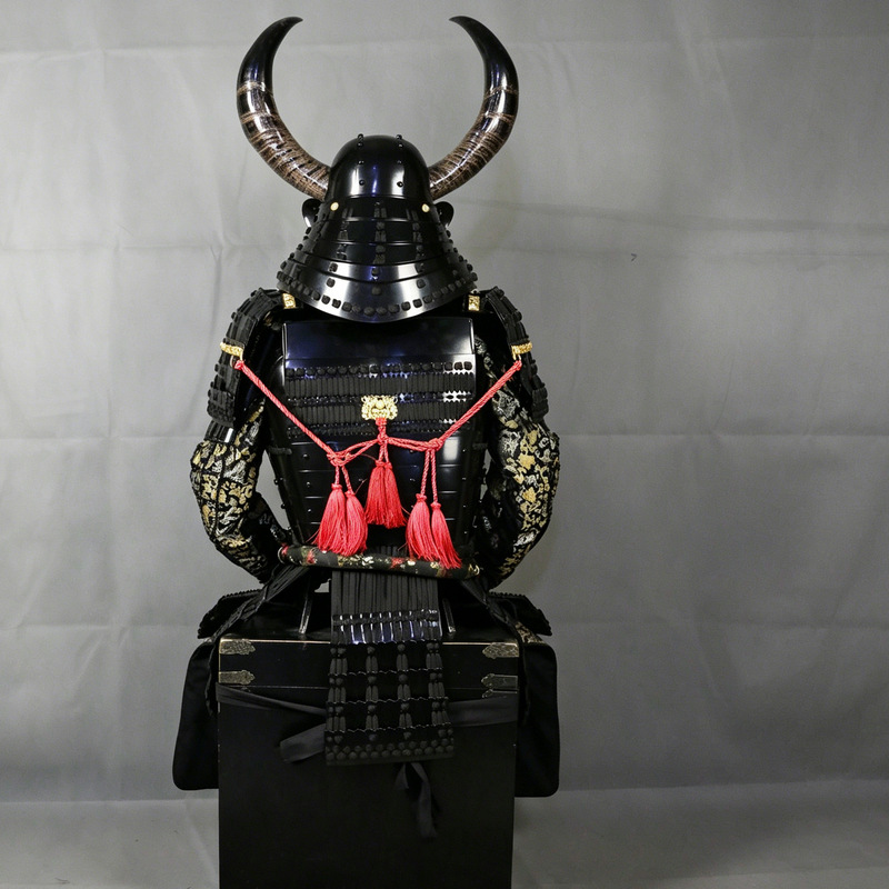 Black and Gold Sengoku Warrior Armor Replica, Hand-Sewn Japanese-Style Display Armor for Exhibition Halls - Image 4