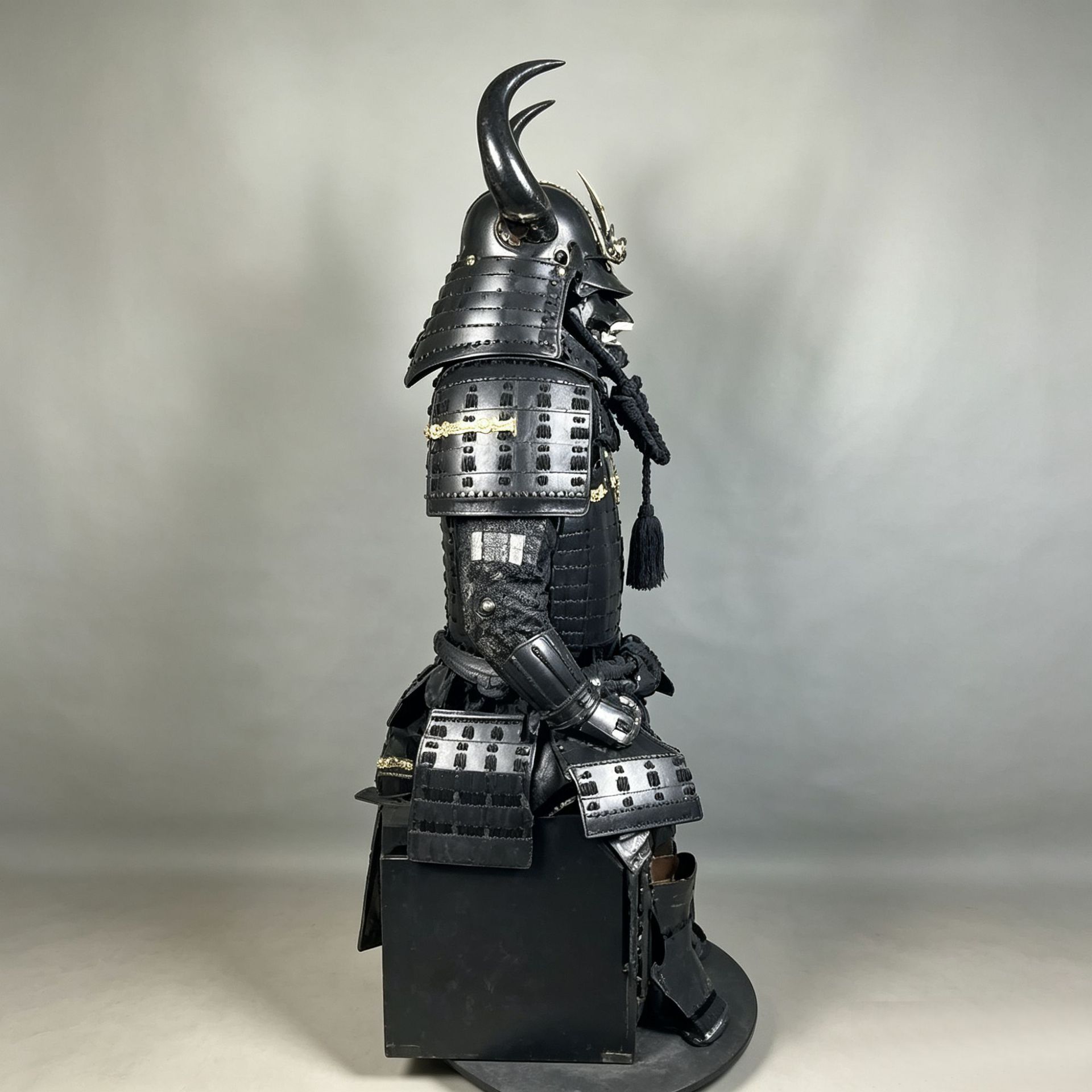 Matte Black Samurai Full Body Armor Replica with Horned Demon Mask, Traditional Japanese Style, Floor Display Ornament - Image 3