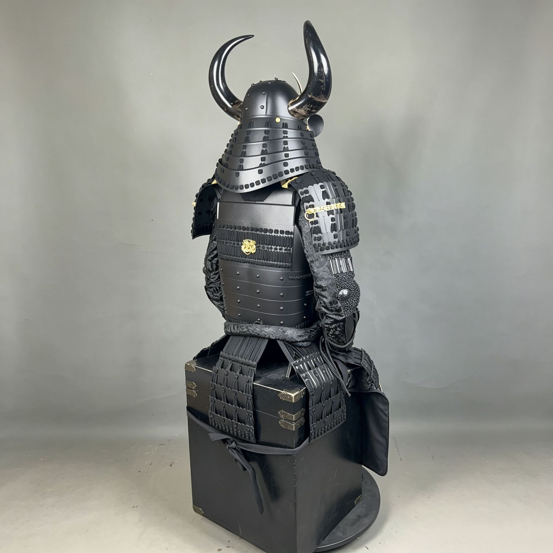 Matte Black Samurai Full Body Armor Replica with Horned Demon Mask, Traditional Japanese Style, Floor Display Ornament - Image 4