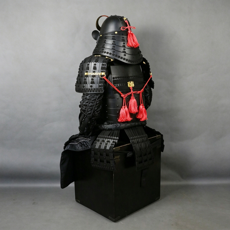 Japanese-style Black and Gold Crescent Moon Samurai Armor Set with Matte Black Faceplate, Decorative Display Piece - Image 4