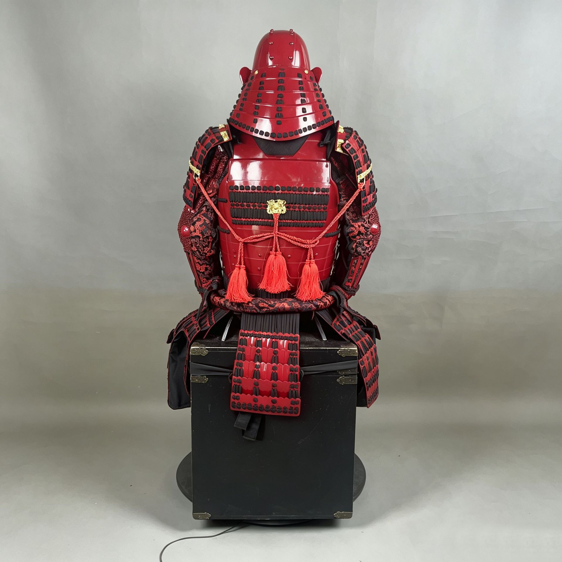 Red-painted Japanese-style Samurai Armor Replica Iron Warrior Suit for Restaurant Bar Display and Stage Props - Image 4