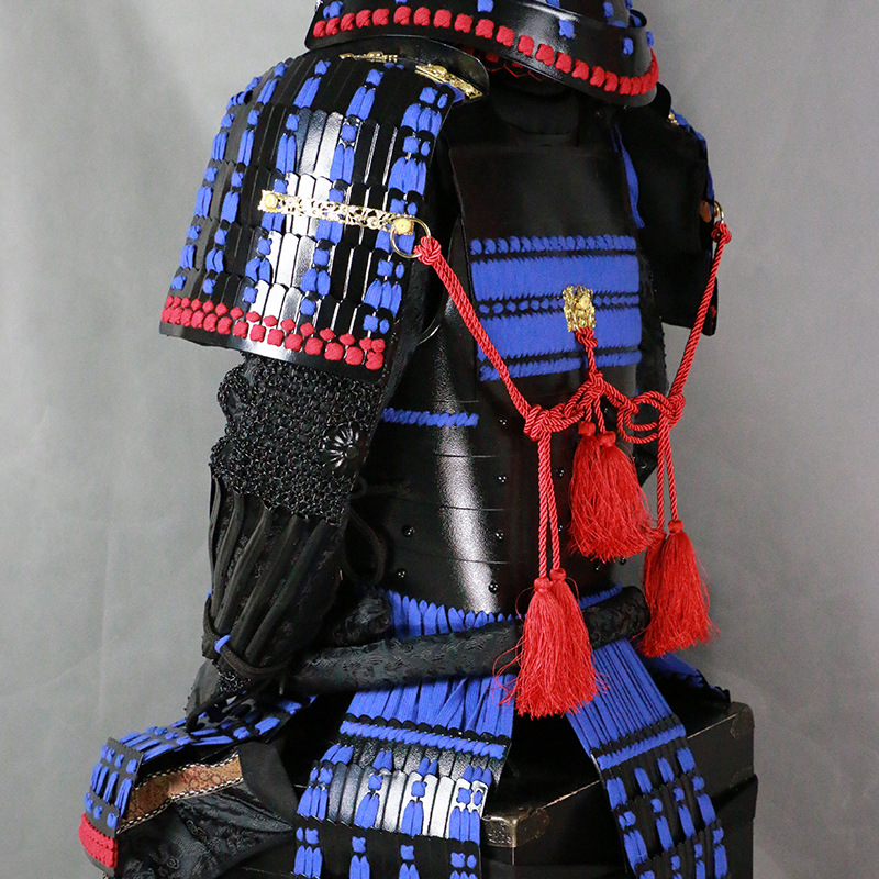 Customized Wearable Japanese Samurai Armor and Kabuto Helmet Set, Handcrafted Iron Replica for Restaurant Display - Image 4