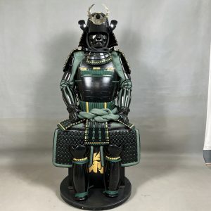 Retro Japanese-style Samurai Armor Set with Black Lacquer and Green Rope for Display