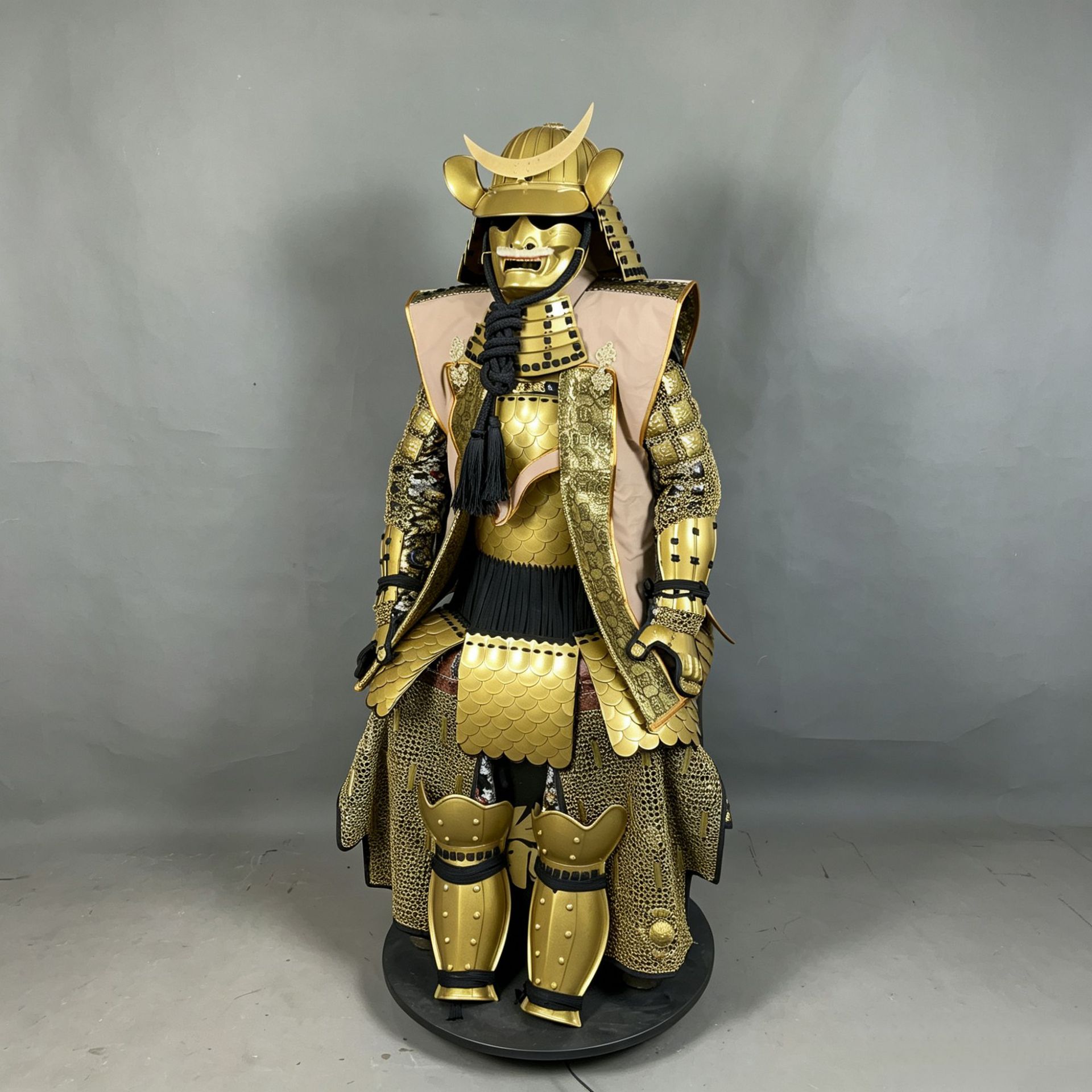 Golden Japanese-style Samurai Armor Replica Display Suit for Cultural Exhibitions and Stage Props - Image 2