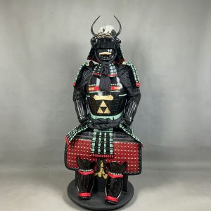 Japanese-Style Samurai Armor Ornament with Horned Kabuto Helmet, Retro Sengoku General Display Model