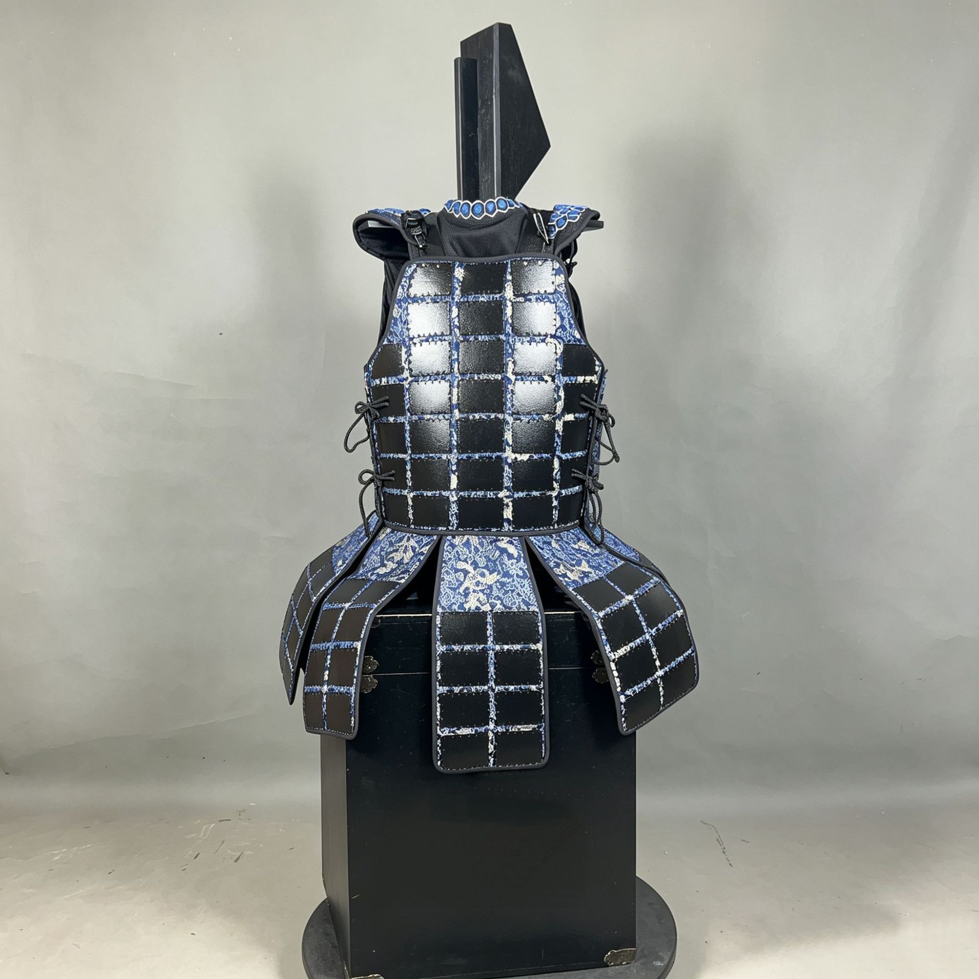 Japanese-style Half-Body Samurai Armor Prop, Black and Blue Checkered Breastplate, Decorative Display Piece - Image 2