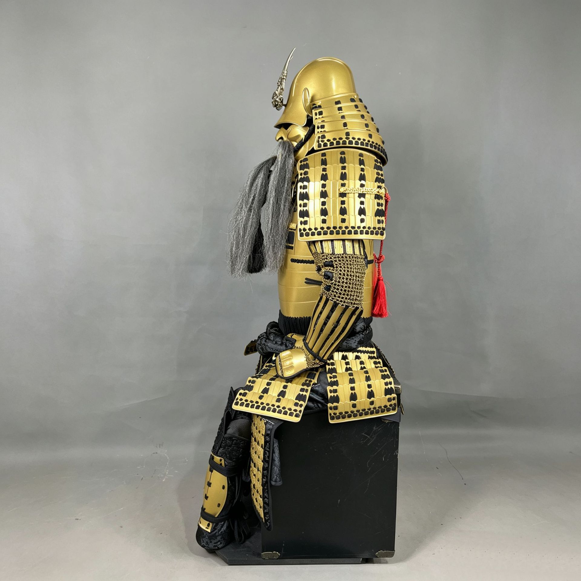 Japanese-style Golden Warlord Full Armor Set with Long-Bearded Faceplate, Role-Playing Prop Replica - Image 3