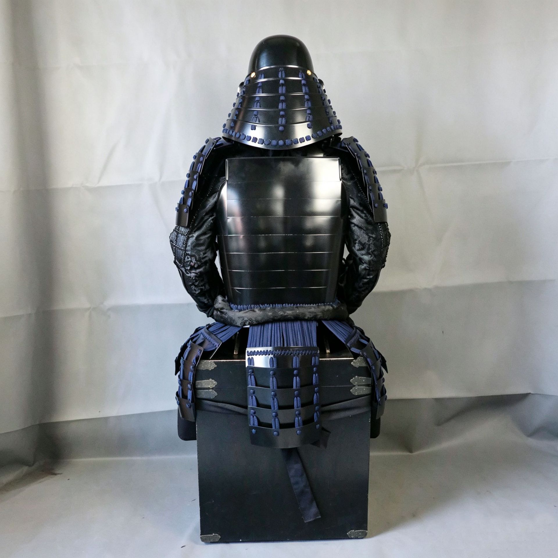 Japanese-style Black Samurai Armor with Blue Cords, Warlord Display Replica for Taverns and Restaurants - Image 4