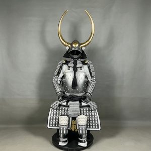 Japanese-Style Samurai Armor Set with Horned Kabuto Helmet, Iron Display Replica for Exhibition Booths and Collectible Shelves