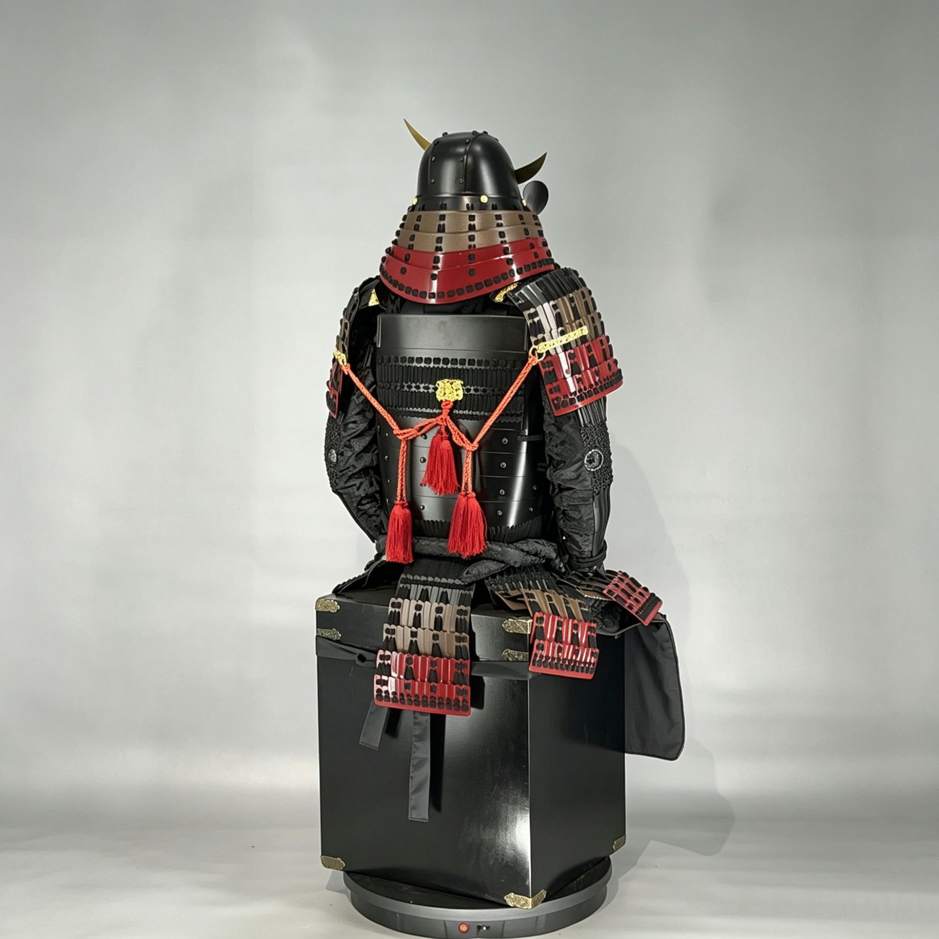 Japanese-style Warring States Samurai Armor, Black and Red, Wearable Display Replica - Image 4