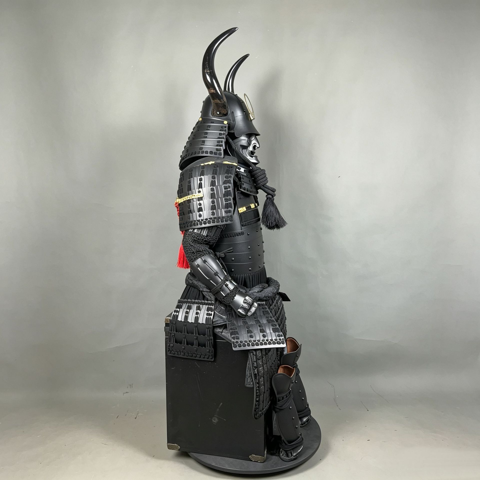 All-Black Double-Horned Japanese Samurai Armor Replica, Warring States-inspired Display Suit - Image 3