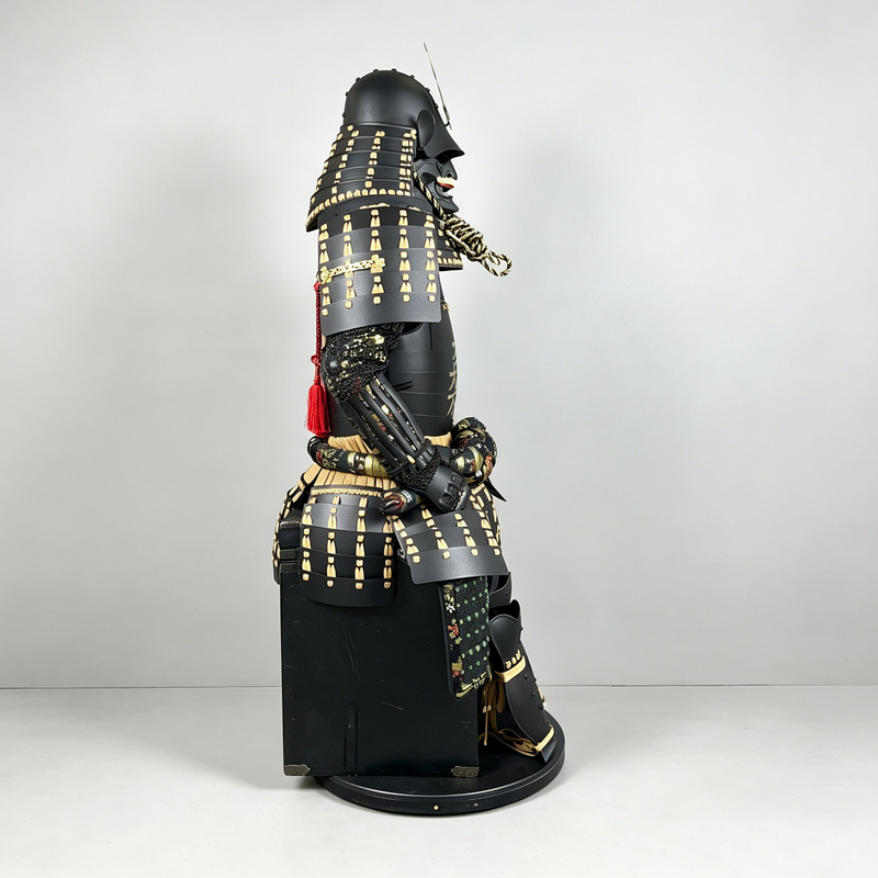 Japanese-style Samurai Armor Replica in Black and Gold with Auspicious Patterns for Display - Image 3