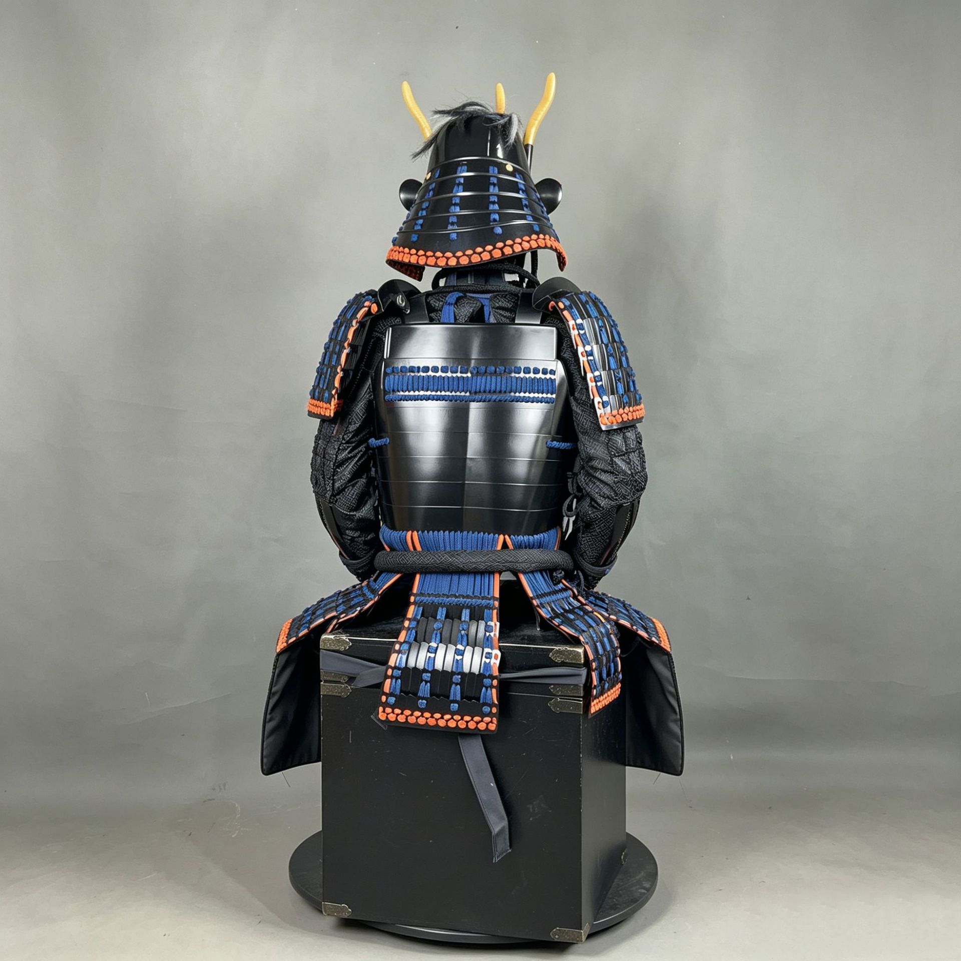 Japanese-style Sengoku Warrior Armor Figurine, Black Samurai Armor Display Ornament for Clubs and Cultural Exhibits - Image 4