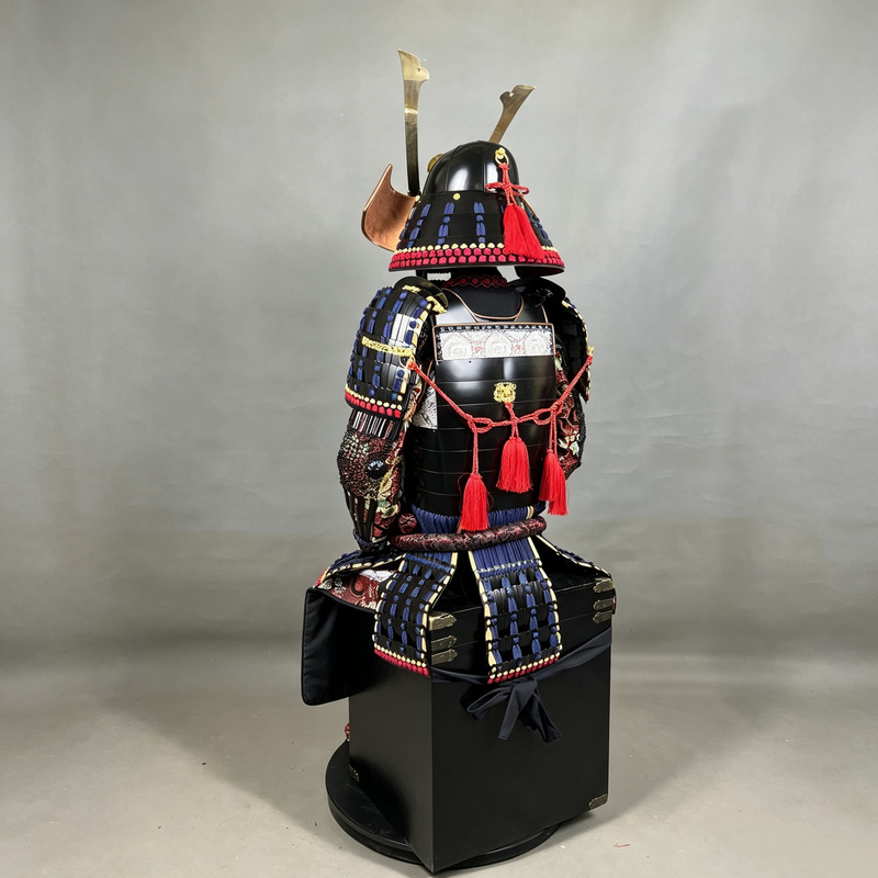 Japanese-Style Warlord Armor Replica with Family Crest Brocade Craftsmanship, Decorative Display Suit - Image 3
