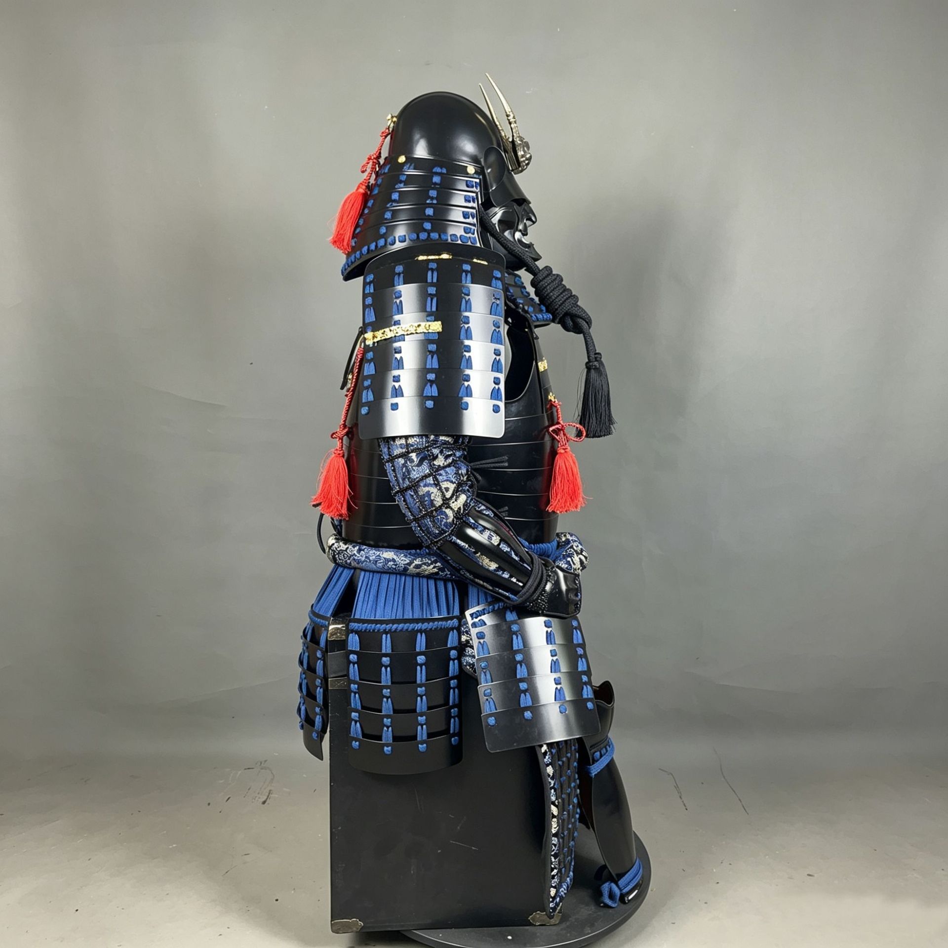 Black and Blue Japanese-Style Samurai Armor Display Prop with Silver Animal Horns and Ghost Face - Image 2