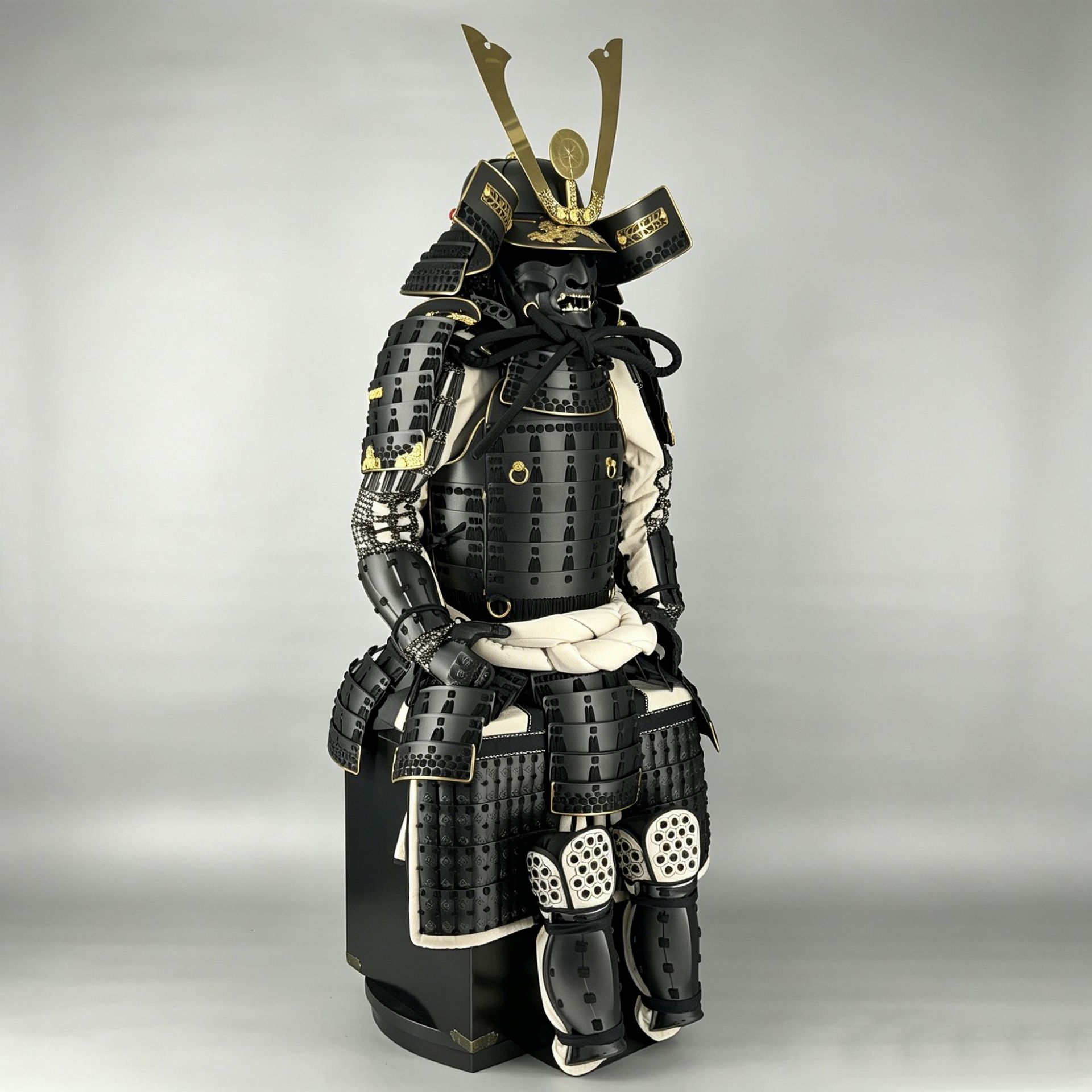 Japanese-style Black and White Samurai Armor Set, Hand-Gilded, Double-Horned Kabuto Helmet, Display Replica - Image 2