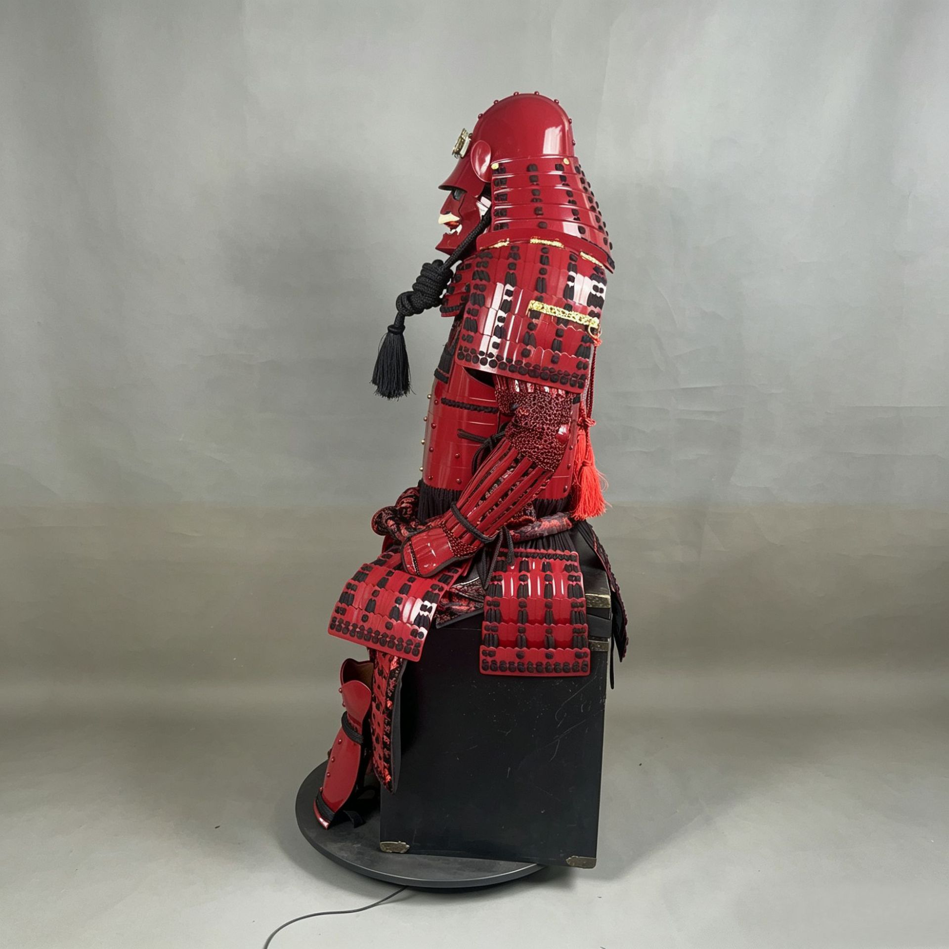 Red-painted Japanese-style Samurai Armor Replica Iron Warrior Suit for Restaurant Bar Display and Stage Props - Image 3