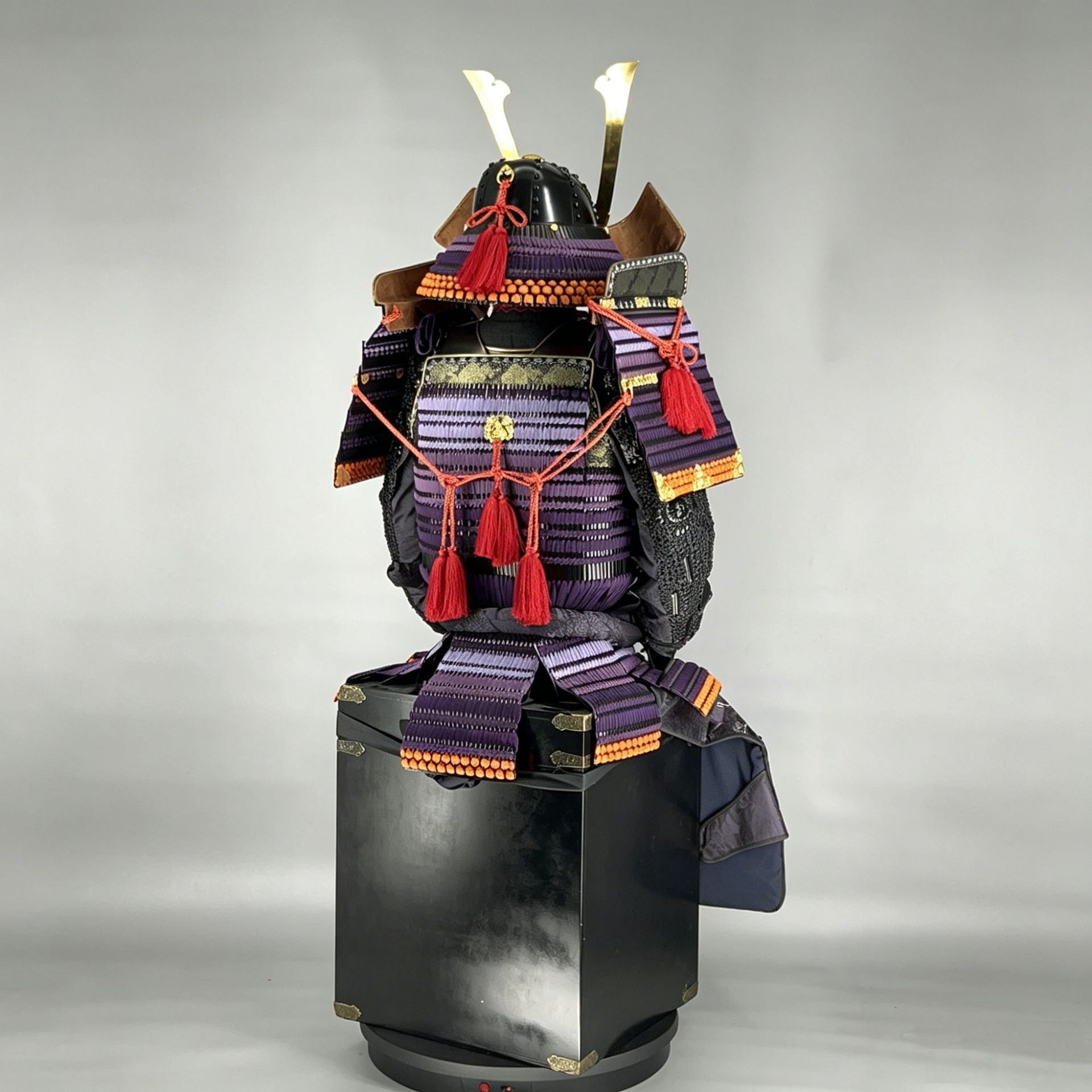 Ghost Face Japanese Samurai Armor Replica with Gradient Purple Rope Decoration for Exhibition Display - Image 4