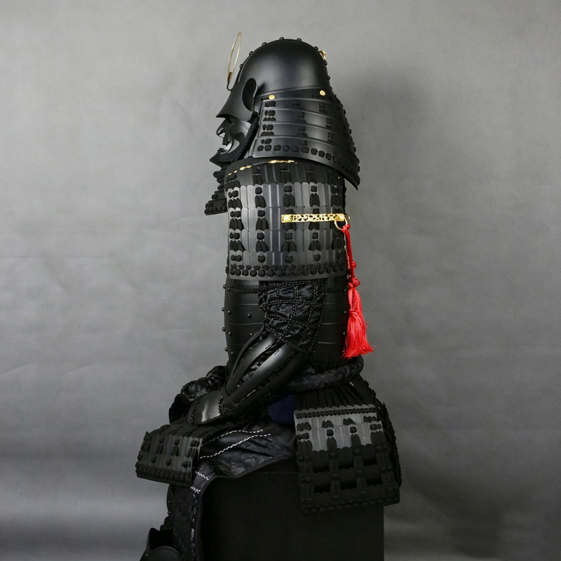 Japanese-style Black and Gold Crescent Moon Samurai Armor Set with Matte Black Faceplate, Decorative Display Piece - Image 3