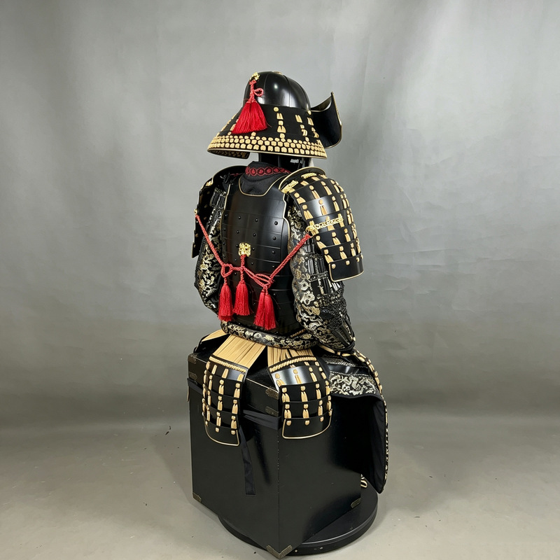 Japanese-style Ghost Face Mask, Black Base with Gold-Plated Samurai Armor Design, Decorative Film Prop Ornament - Image 4
