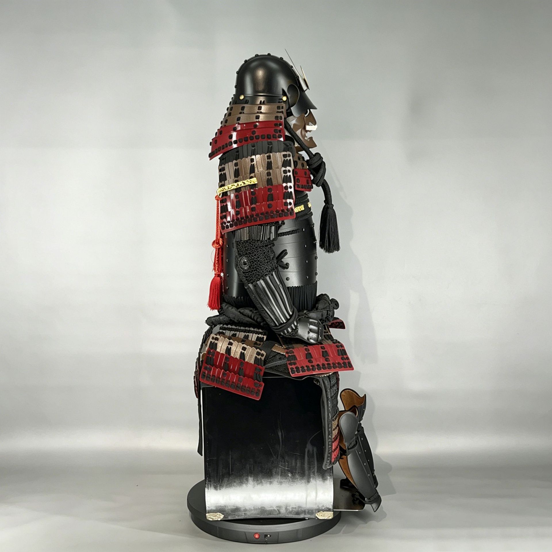 Japanese-style Warring States Samurai Armor, Black and Red, Wearable Display Replica - Image 3