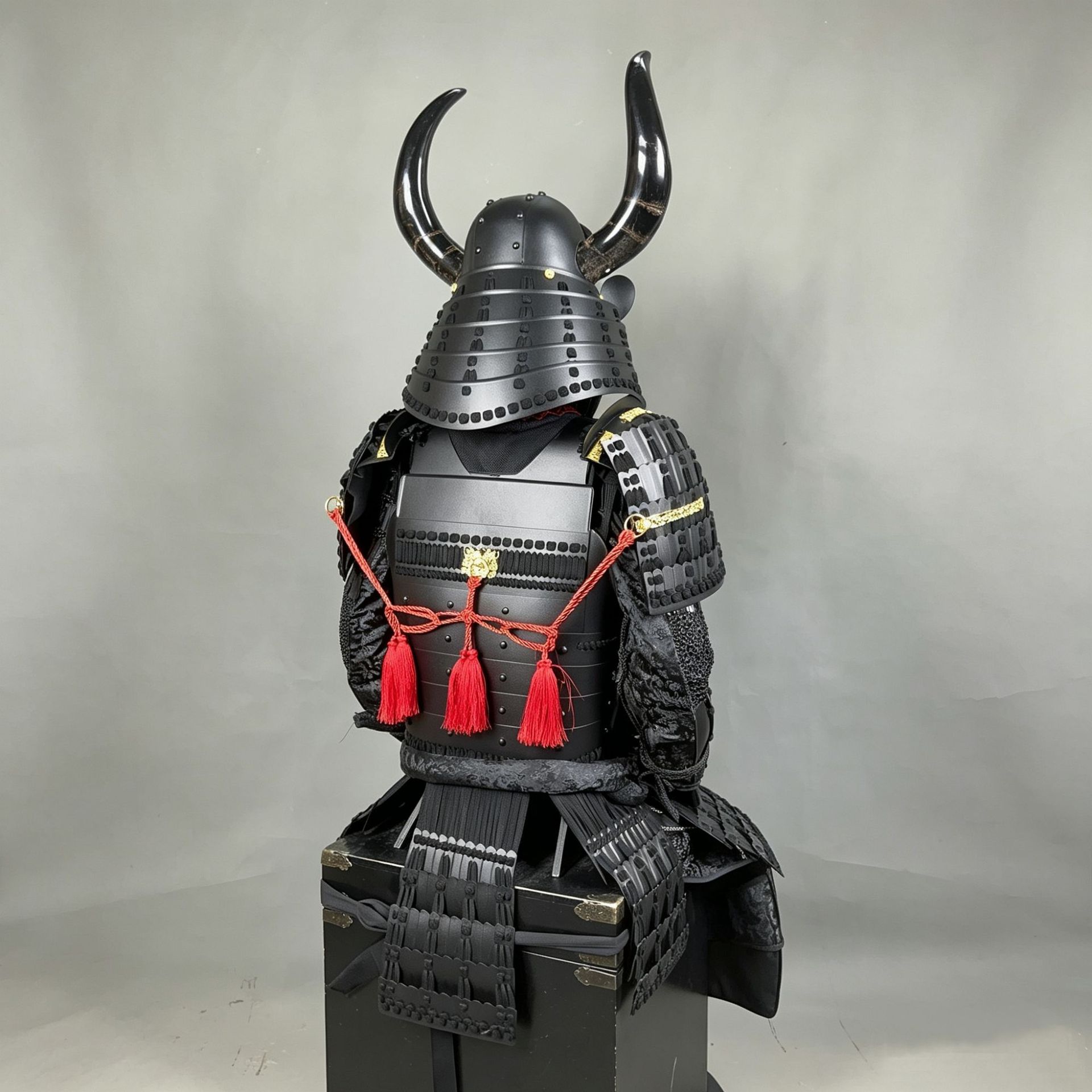 All-Black Double-Horned Japanese Samurai Armor Replica, Warring States-inspired Display Suit - Image 4